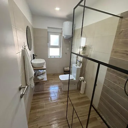 Anaa Apartment